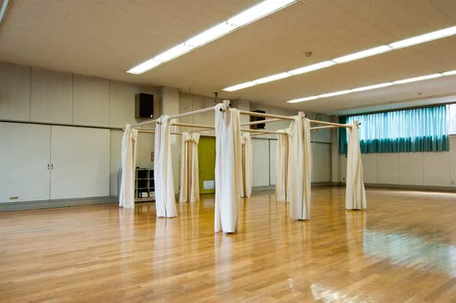 Emergency centers set up in gymnasiums and other large structures offer little privacy. In response, Shigeru Ban conceived a partition system made of paper tubes and canvas sheets.