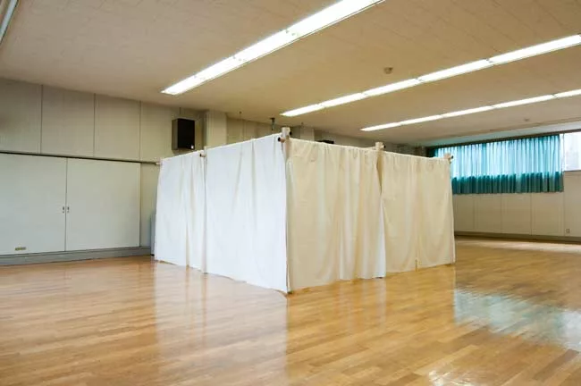 Emergency centers set up in gymnasiums and other large structures offer little privacy. In response, Shigeru Ban conceived a partition system made of paper tubes and canvas sheets.