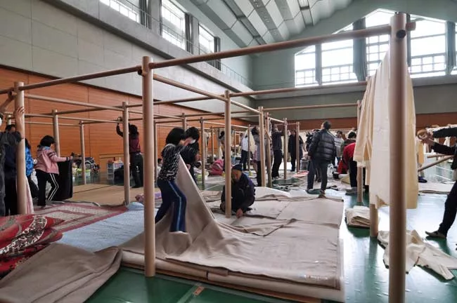 Emergency centers set up in gymnasiums and other large structures offer little privacy. In response, Shigeru Ban conceived a partition system made of paper tubes and canvas sheets.