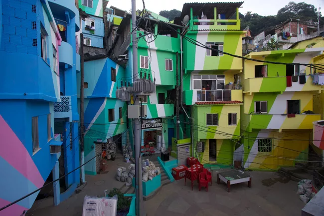Artists: Jeroen Koolhaas and Dre Urhahn, Haas&Hahn (Netherlands), with Santa Marta community youth and Coral Paint Company