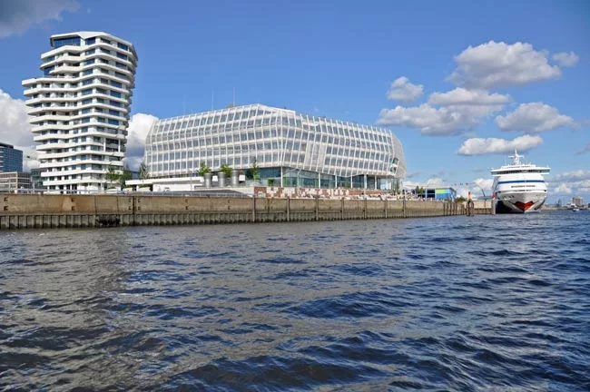 The Unilever headquarters (right) and the residential tower Marco Polo Tower (left) form Strandkai's first building ensemble, prominently located between the River Elbe, Marco Polo Terraces, and futur