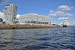 The Unilever headquarters (right) and the residential tower Marco Polo Tower (left) form Strandkai's first building ensemble, prominently located between the River Elbe, Marco Polo Terraces, and futur