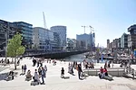 The Magellan Terraces at the head of the Santorhafen harbor basin are part of an ensemble of public spaces along the waterfront. This Am Sandtorkai/Dalmannka quarter is nearly complete, with only the 