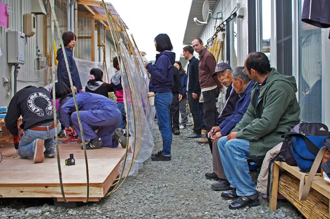 The project was built in one of the largest resettlement areas in Minami-sanriku. Each prefab unit is about 200 square feet and houses up to four residents. Creating community gathering areas, where p