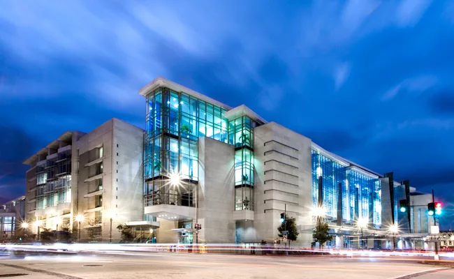 If any center deserves to be a financial success, it is the Walter E. Washington Convention Center: an attractive building that seems to invite people in, at the heart of the bustling Penn Quarter nei