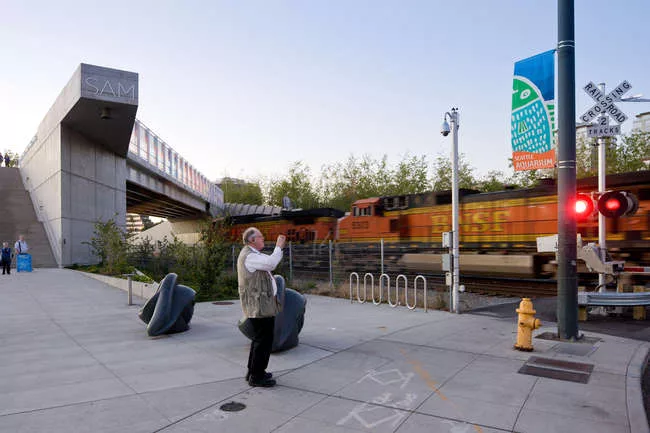 <p class='MsoNormal'>Olympic Sculpture Park from Broad Street, Seattle, showing freight train, bridge and Louise Bourgeois’s <em>Eye Benches</em> (1996-1997).</p>