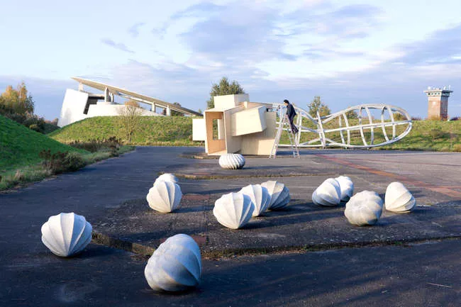 Raketenstation Hombroich, with sculptures in foreground by Katsuhito Nishikawa and Oliver Kruse, and Raimund Abraham’s House for Musicians in the background.