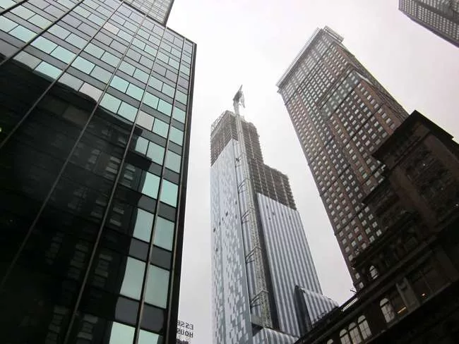 Photo of the crane atop One57 posted to Twitter by <a href='https://twitter.com/jonathanwald' target='_blank'>@jonathanwald</a>