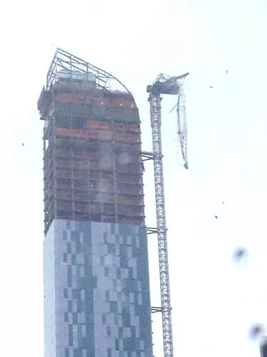 Photo of the crane atop One57 posted to Twitter by <a href='https://twitter.com/jonathanwald' target='_blank'>@jonathanwald</a>