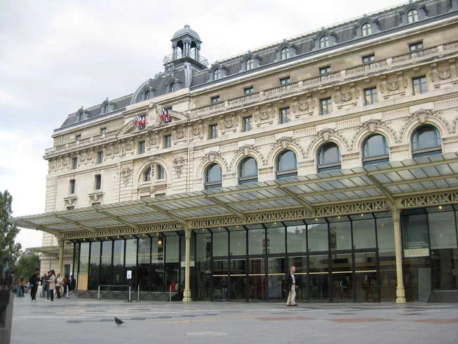 In 1981 Aulenti was chosen to transform the interior of a Beaux-Arts rail station in Paris into the Musée d'Orsay.