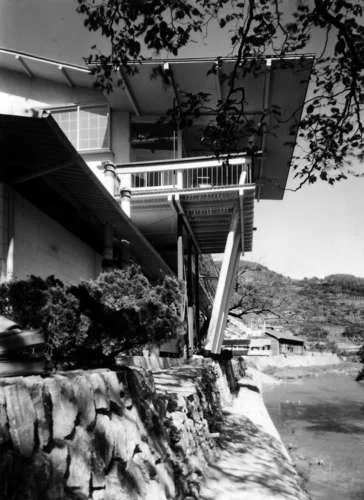 Another historic view of Hizuchi Elementary School.