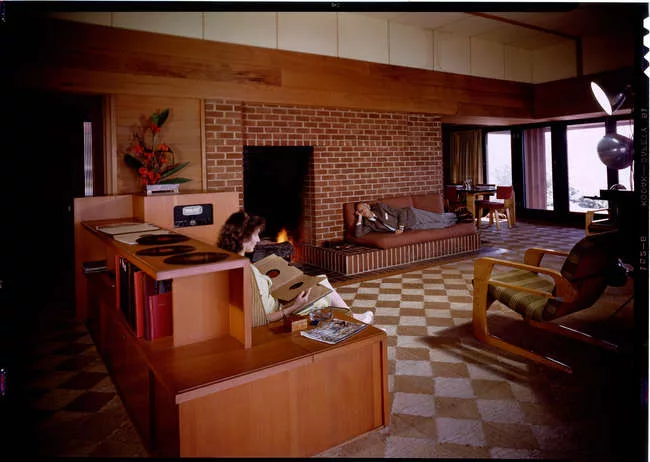 Living room of Cecil J. Birtcher residence in Los Angeles by Harwell Hamilton Harris (furniture by Kem Weber), 1945