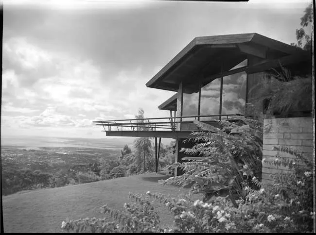 Shot by Charles Yerkes for Maynard L. Parker Photography: Pace Setter House by Vladimir Ossipoff (landscape by Catherine and Robert Thompson) in Honolulu, Hawaii, 1957<br />