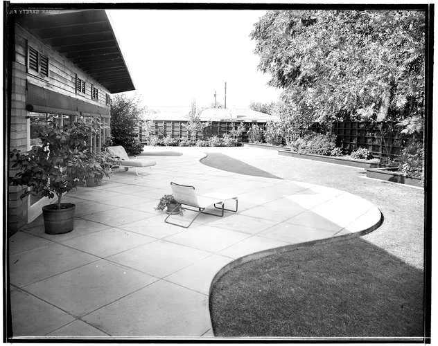 Jones residence (landscape by Thomas D. Church) in Modesto, California, 1953<br />