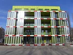 The sides of the BIQ apartment building that have southern or eastern exposure have a second outer shell embedded in the facade itself. Microalgae (tiny plants, most no larger than bacteria) are produ