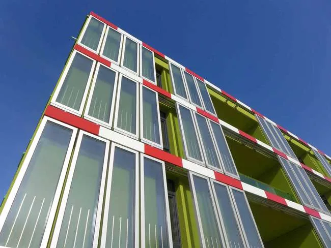 The algae is continuously supplied with liquid nutrients and carbon dioxide. With the aid of sunlight, the algae can photosynthesise and grow.