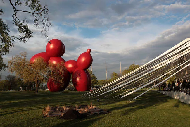 <strong>Frieze Art Fair</strong><br />A giant balloon dog by Paul McCarthy apes Jeff Koons while guarding SO-IL’s Frieze tent.