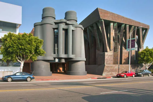 Binoculars Building (the binoculars were designed by Claes Oldenburg and Coosje van Bruggen), Los Angeles, Frank Gehry<br />