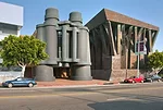 Binoculars Building (the binoculars were designed by Claes Oldenburg and Coosje van Bruggen), Los Angeles, Frank Gehry<br />