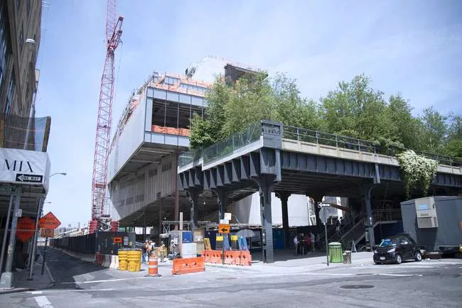 A view of the building with the High Line in the foreground, Junne 2013.