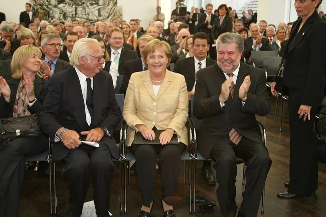 Meier at the opening of the Arp Museum in Germany, with German Chancellor Angela Merkel.
