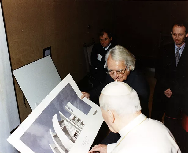 Meier presenting the design of the Jubilee Church to Pope John Paul II at the Vatican in February 1997.