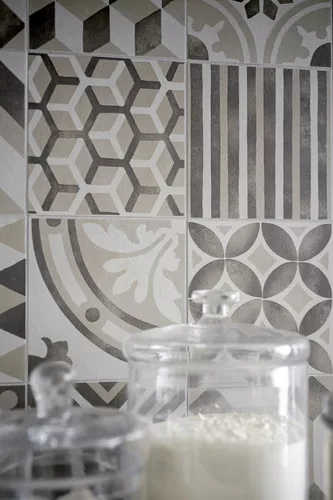 <p class='MsoNormal'><em>Block</em><br />Marazzi</p>