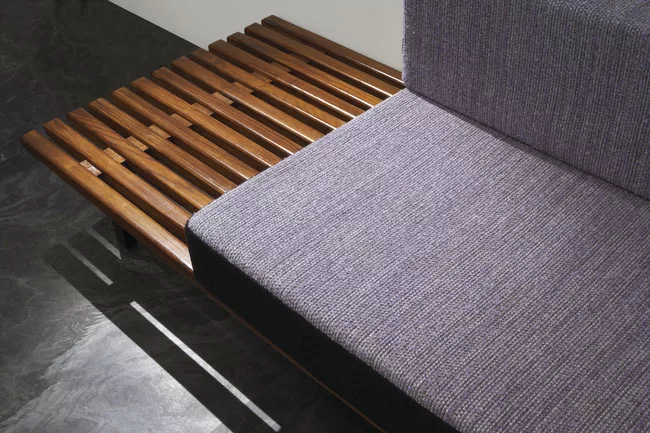 Charlotte Perriand<br /> Bench with box (1961) <br /> Seat made of four black metal feet supporting thirteen ash wood slats. White formica and ash box fixed on the extended board.<br /> Provenance: Sp