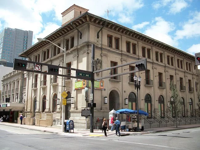 MCAD is located in a 100-year-old former post office and court house (Kiehnel and Elliott and Oscar Wenderoth)<span style='color: #000000; font-family: sans-serif; font-size: 13px; font-style: normal;