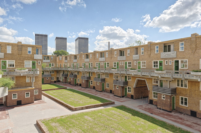 Glory of Spangen Social Housing Complex Restored, 2014-01-16