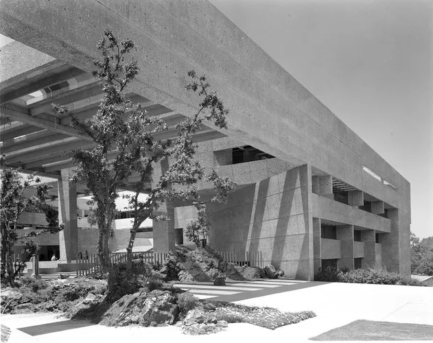 Teodoro González de León and Abraham Zabludovsky. El Colegio de México, 1976. Mexico City.