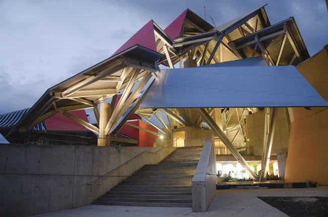 A broad stair leads to the central open-air atrium, which is shaded by a system of canopies supported by an elaborate, exposed steel structure.<br />