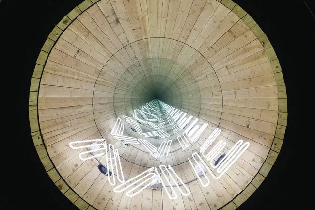 The artist Iván Navarro takes an anachronistic piece of New York’s  skyline and turns it into one of his perception-confounding,  selfie-ready installations.