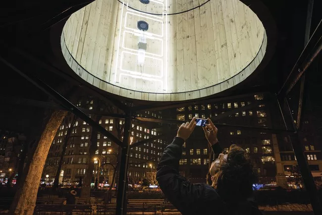 The artist Iván Navarro takes an anachronistic piece of New York’s  skyline and turns it into one of his perception-confounding,  selfie-ready installations.