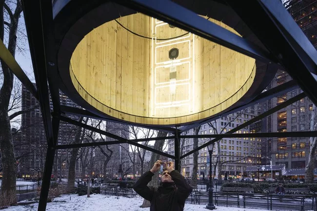 The artist Iván Navarro takes an anachronistic piece of New York’s  skyline and turns it into one of his perception-confounding,  selfie-ready installations.