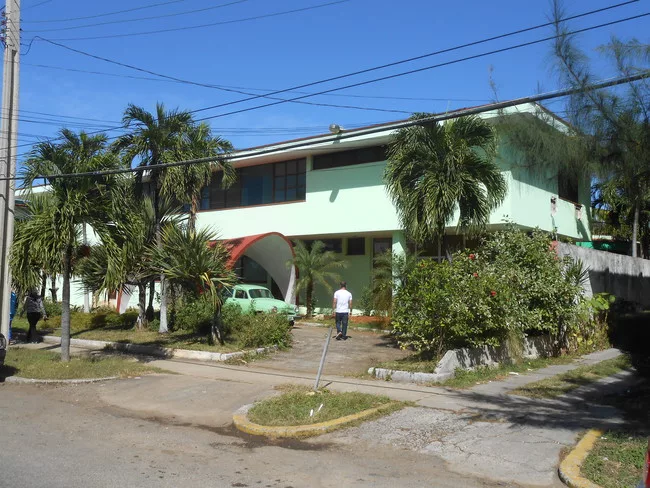 Casa Eugenio Leal Pozo (1957), by Eduardo Cañas Abril y Nujim Nepomechie.
