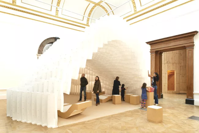Francis Kéré‘s designed a polypropylene archway into which visitors are encouraged to push plastic straws.