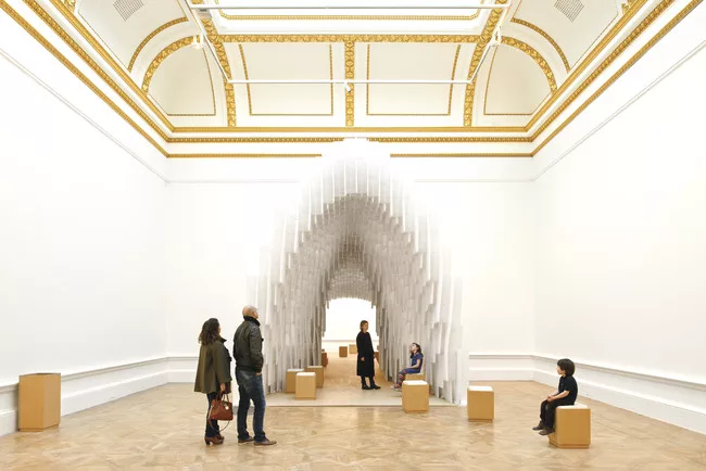 Francis Kéré‘s designed a polypropylene archway into which visitors are encouraged to push plastic straws.