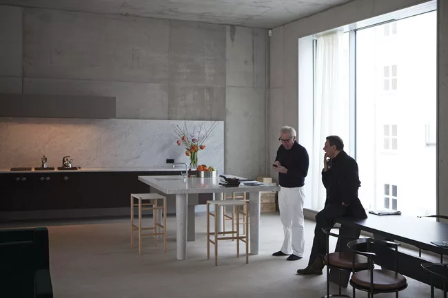 David Chipperfield's studio and home is in the Mitte neighborhood of Berlin, where he decided to settle after the city commissioned him to rebuild the Neues Museum in 1997. In the courtyard, Chipperfi