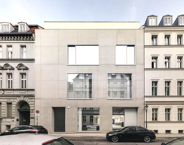 David Chipperfield's studio and home is in the Mitte neighborhood of Berlin, where he decided to settle after the city commissioned him to rebuild the Neues Museum in 1997. In the courtyard, Chipper