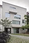David Chipperfield's studio and home is in the Mitte neighborhood of   Berlin, where he decided to settle after the city commissioned him to   rebuild the Neues Museum in 1997. In the courtyard, Chipp