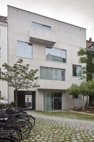 David Chipperfield's studio and home is in the Mitte neighborhood of Berlin, where he decided to settle after the city commissioned him to rebuild the Neues Museum in 1997. In the courtyard, Chipp