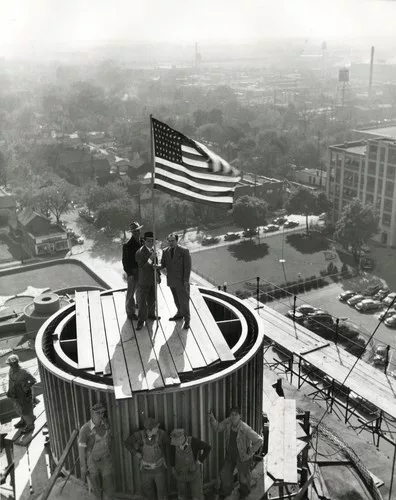 <p class='MsoNormal'>The topping-out ceremony of the tower on October 15, 1949. Jake Stocker, the construction supervisor, is on the right.</p>