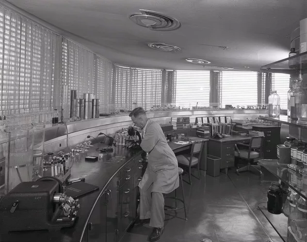 Some chemists found Wright’s “Helio-lab” (sun lab) troublesome due to the sun’s heat and glare that was intensified by the glass-tube windows. Chemists were given sunglasses un