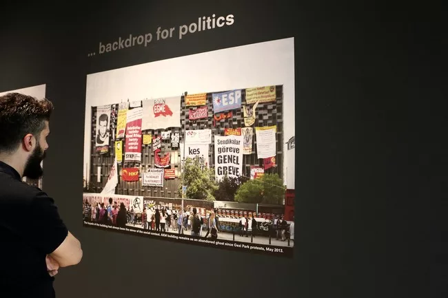 <strong>Turkey<br /><em>Places of Memory</em><br />Designers: Alper Derinbogaz, Metehan Özcan, Candas Sisman, Ali Taptik, Serkan Taycan<br />Curator: Murat Tabanlıoğlu</strong>