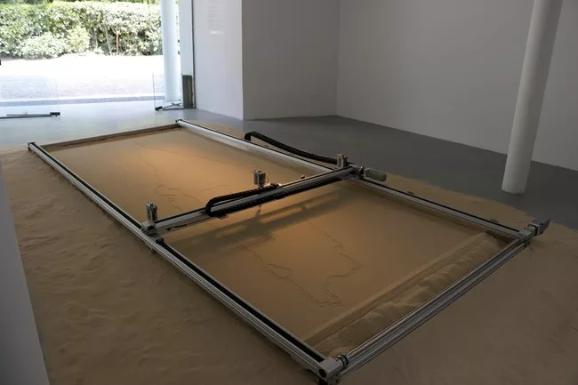 <strong>Israel<br /><em>The Urb Urb</em><br />Designers and Curators: Ori Scialom, Roy Brand, Edith Kofsky, Keren Yeala Golan</strong><br /><br />In beds of sand inside the Israeli pavilion, machines 