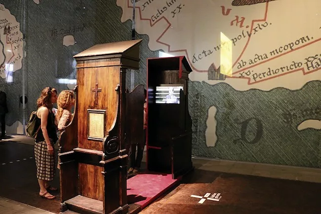 DAAR's <em>Italian Ghosts</em> installation satirizes Former Prime Minister Silvio Berlusconi's confession of Italy's colonial crimes in Libya, widely viewed as a cynical play for oil and gas contract