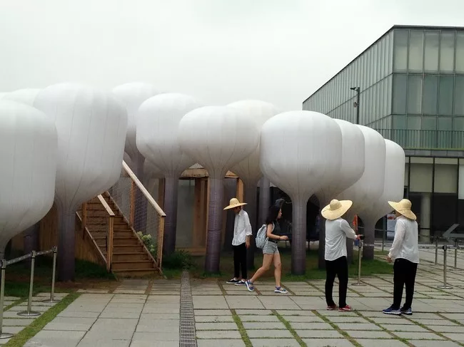 Moon Ji Bang's installation is made of 60 cloud-shaped balloons.
