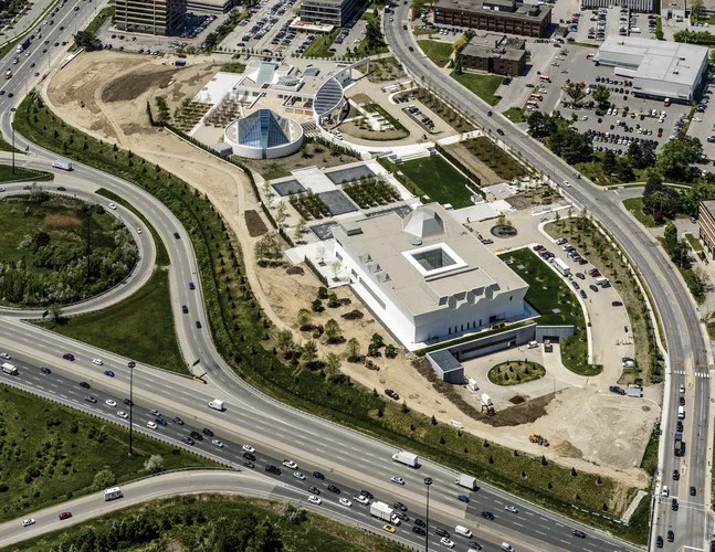 The museum (foreground), shares a plaza with Charles Correa’s Ismaili Centre (shown at top left).