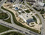 The museum (foreground), shares a plaza with Charles Correa’s Ismaili Centre (shown at top left).